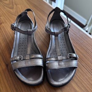 Ecco Flash Grey Metalic T-strap Sandals Cushioned Comfort and Ankle Strap